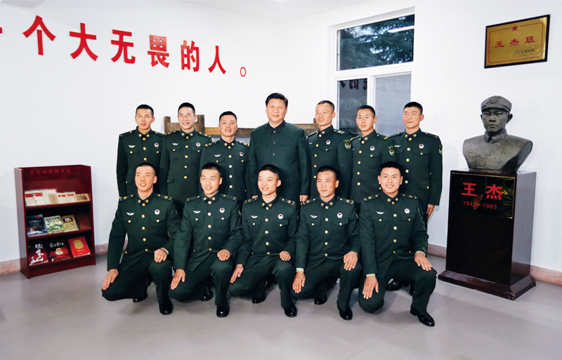  　　2017年12月13日，中共中央總書記、國家主席、中央軍委主席習近平到第71集團軍視察。這是習近平同“王杰班”戰士合影。 新華社記者 李剛/攝