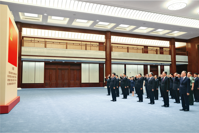  　　2021年6月18日，黨和國家領導人習近平、李克強、栗戰書、汪洋、王滬寧、趙樂際、韓正、王岐山等在中國共產黨歷史展覽館參觀“‘不忘初心、牢記使命’中國共產黨歷史展覽”。這是參觀結束后，習近平帶領黨員領導同志一起重溫入黨誓詞。 新華社記者 鞠鵬/攝